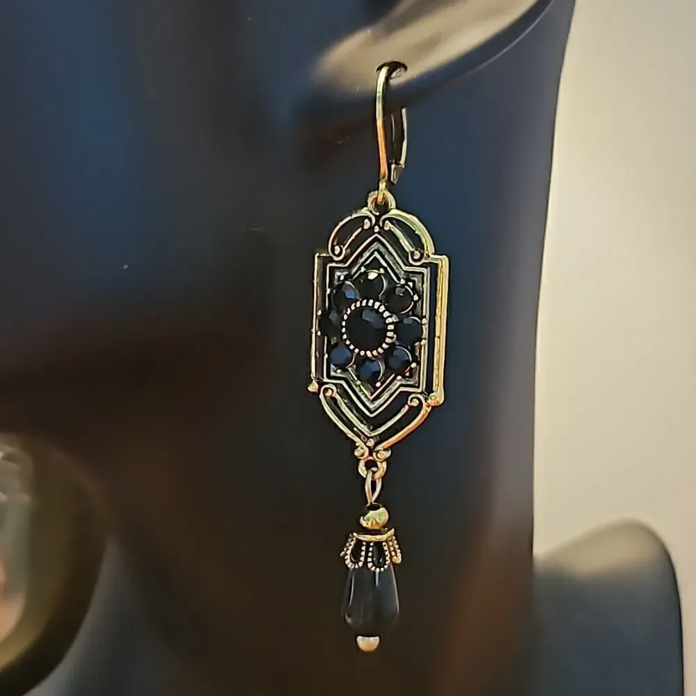 NWOT Geometric shape flower pattern earrings